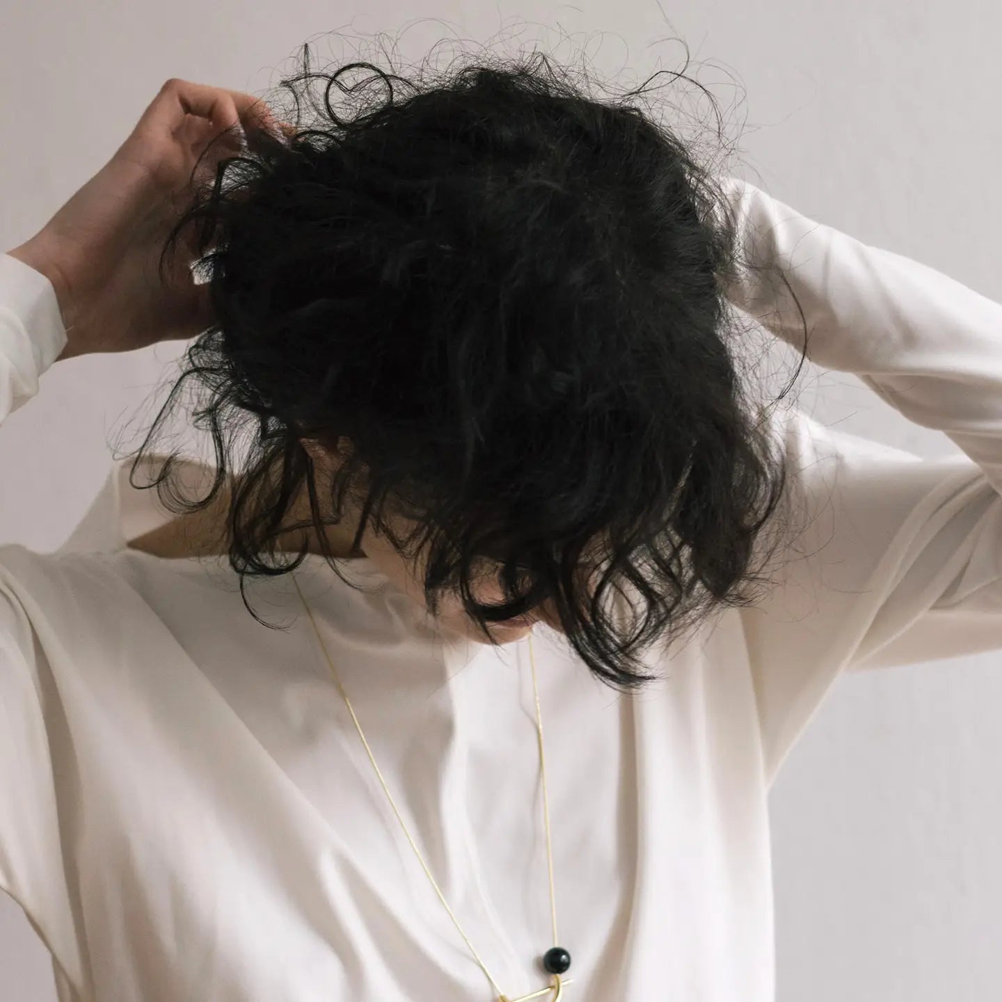 GOLD NECKLACE WITH BLACK BEAD