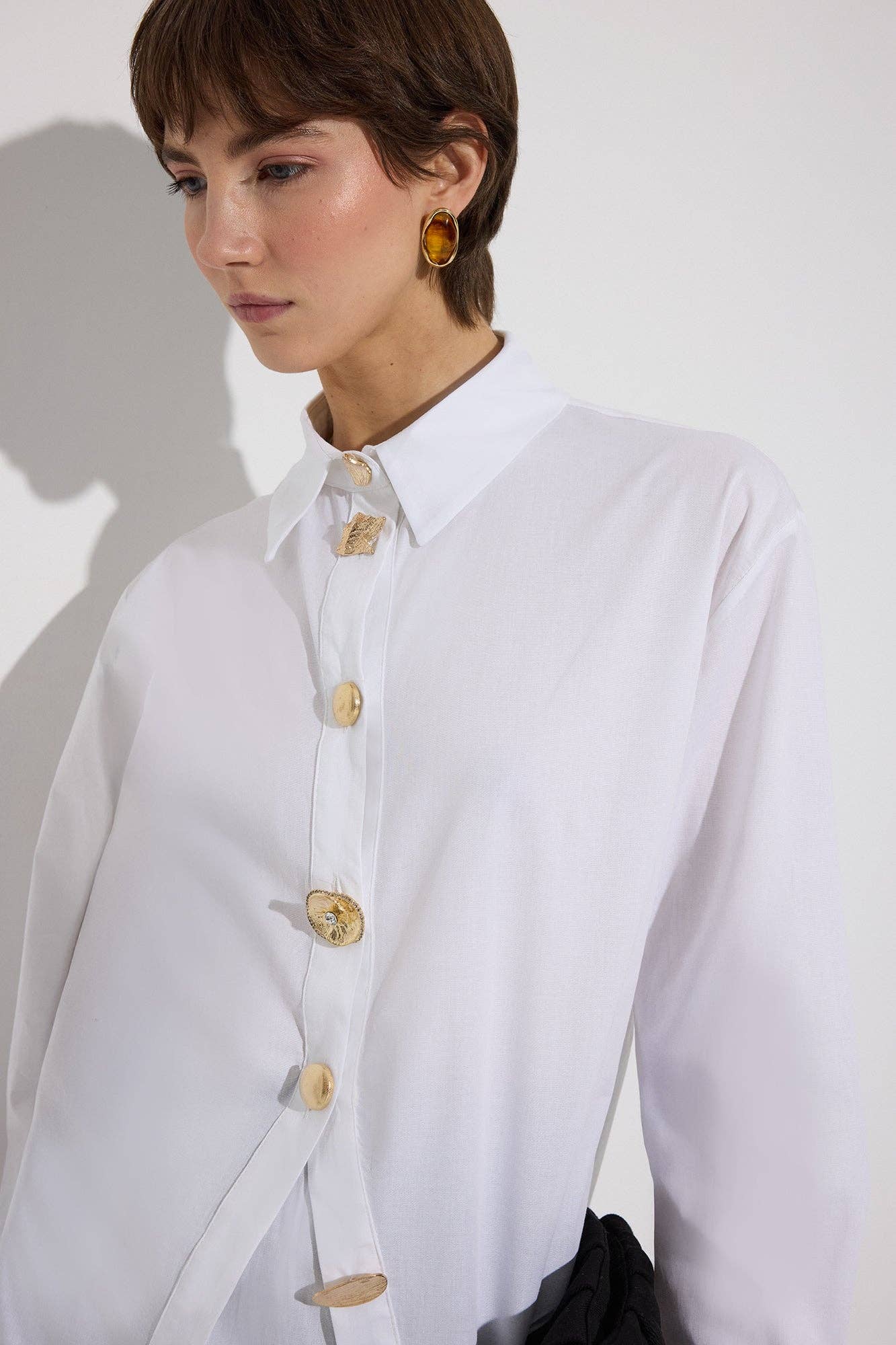 GOLD BUTTONS WHITE SHIRT